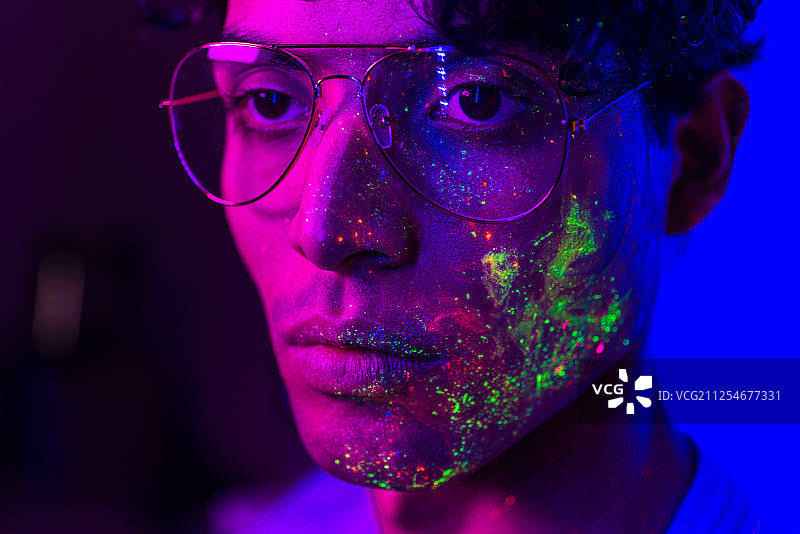 面部涂有荧光颜料的时尚模特图片素材
