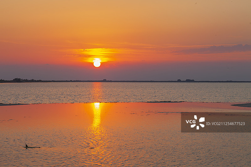 法国卡玛格萨兰德吉罗海上日落图片素材