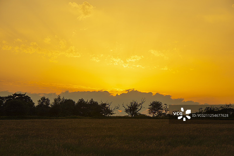 英国北安普敦郡戴文特里区皮茨福德的日落景色图片素材