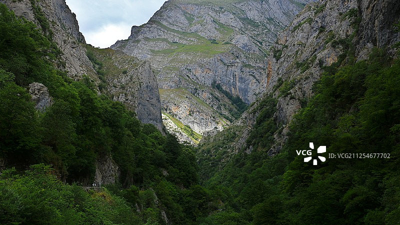 西班牙阿斯图里亚斯欧罗巴山国家公园山谷图片素材