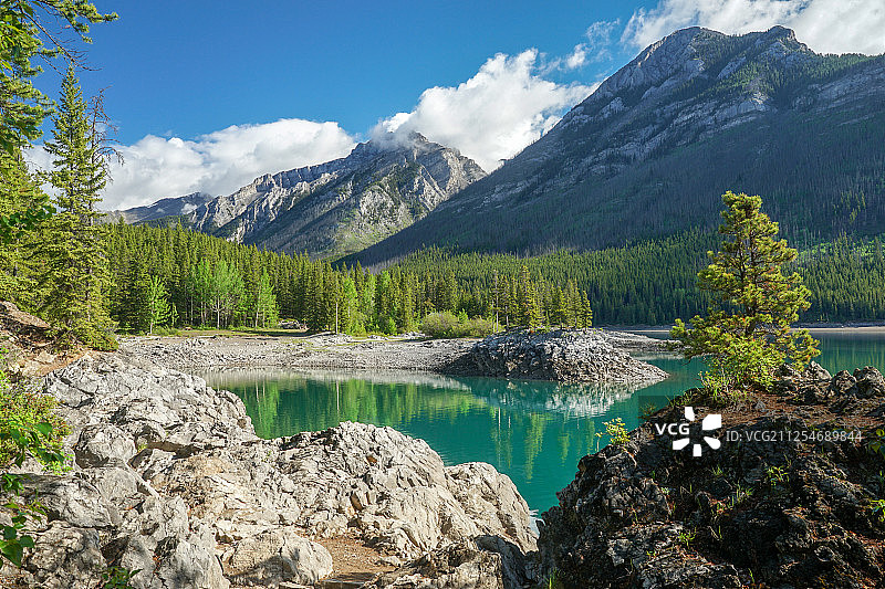 加拿大艾伯塔省班夫明尼万卡湖的山脉和湖泊景色图片素材