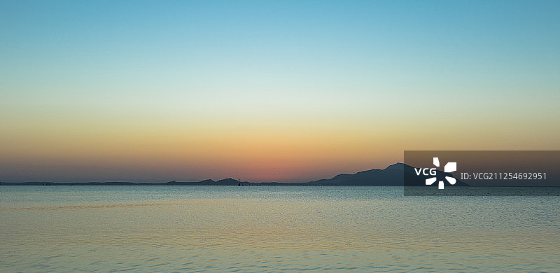 平静的红海日落图片素材