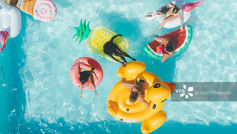 朋友们在游泳池里玩耍图片素材