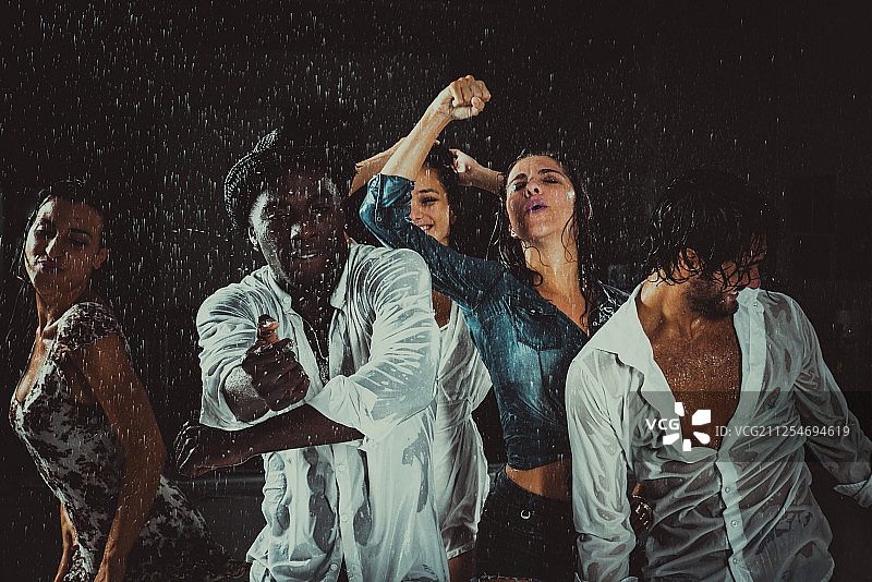 一群朋友在雨中跳舞图片素材