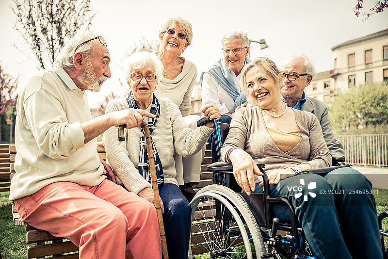 老年人在公园里消磨时光图片素材