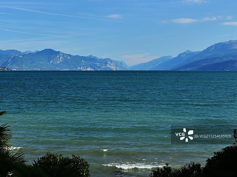 意大利加尔达湖远山全景图片素材