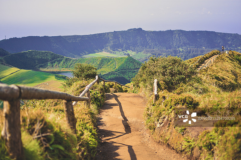 葡萄牙亚速尔群岛圣米格尔佩希拉博连绵起伏的山丘小径图片素材