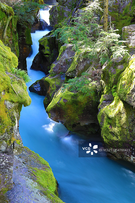 美国冰川国家公园的蓝色溪流图片素材