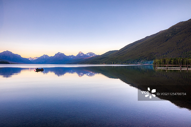 阿普加村麦克唐纳湖日落图片素材