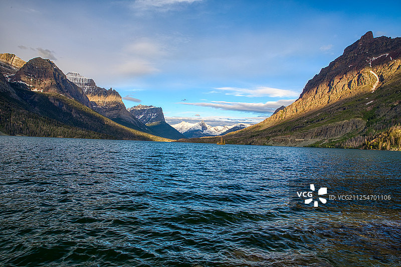 冰川国家公园麦克唐纳湖和冰川的景色图片素材