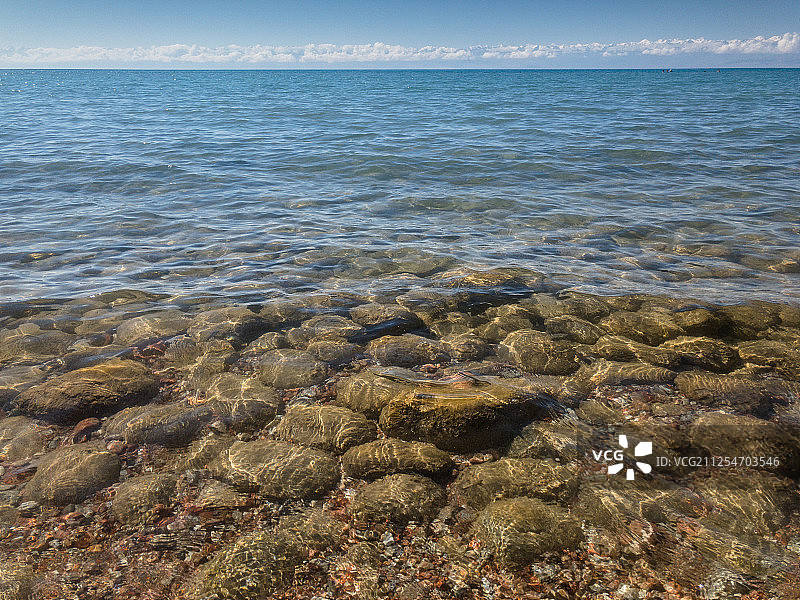 吉尔吉斯斯坦伊塞克湖清澈湖水中的石头图片素材