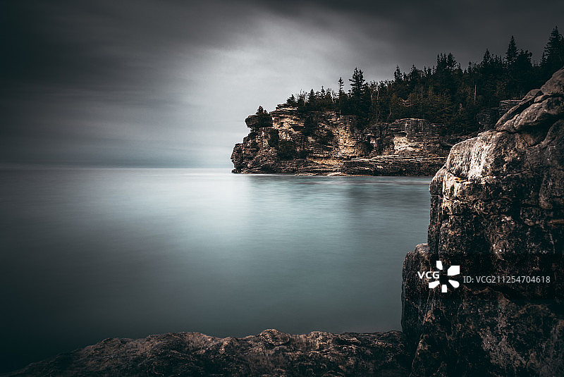 风景：沿海悬崖，加拿大安大略省布鲁斯半岛印第安人海湾图片素材