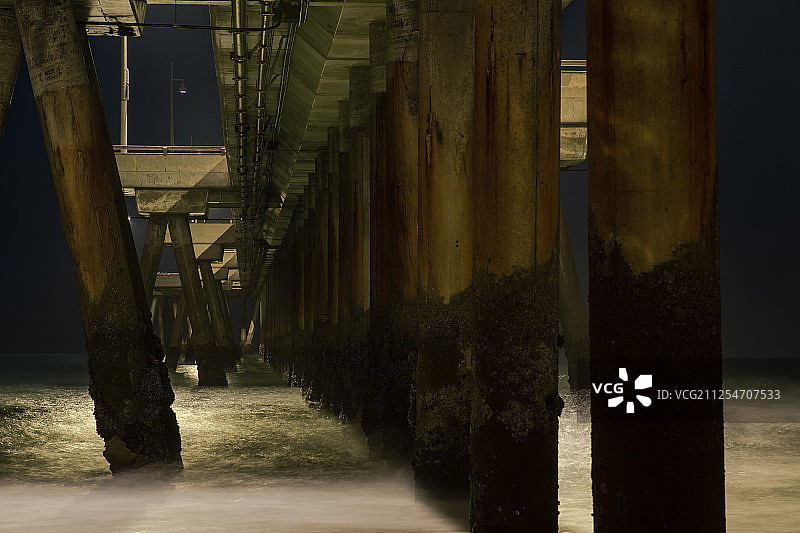 码头下的腐蚀立柱图片素材