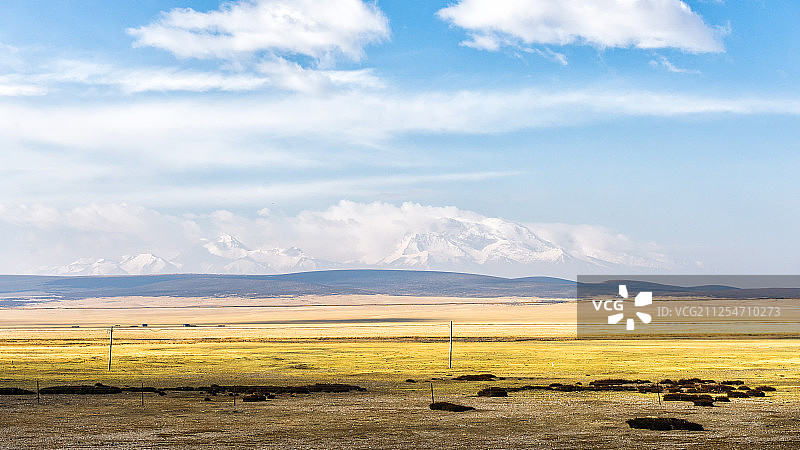 中国多云天空下的草原景观图片素材