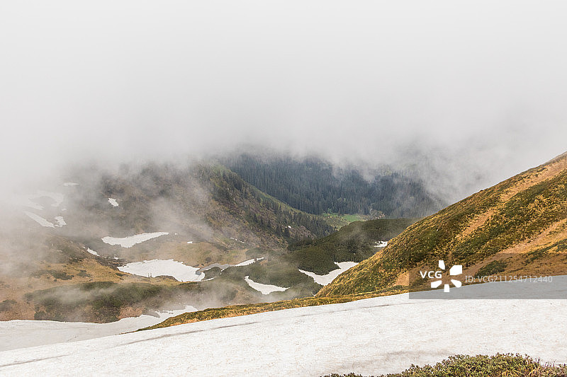 喀尔巴阡山脉雪山山谷风景，乌克兰图片素材