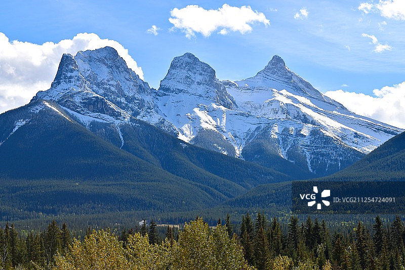 加拿大阿尔伯塔省坎莫尔市的加拿大落基山脉三姐妹峰图片素材