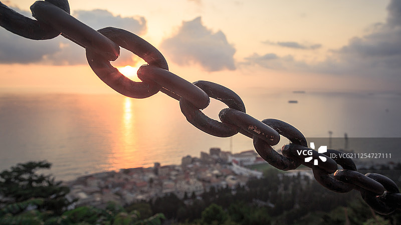 阿尔及利亚比尔哈代姆海滨城市日落时的链条特写图片素材