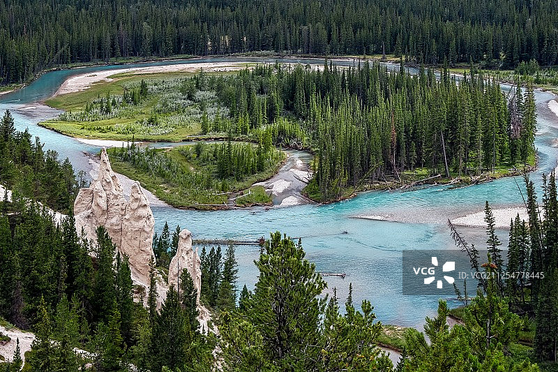 班夫附近的弓河和风蚀柱图片素材
