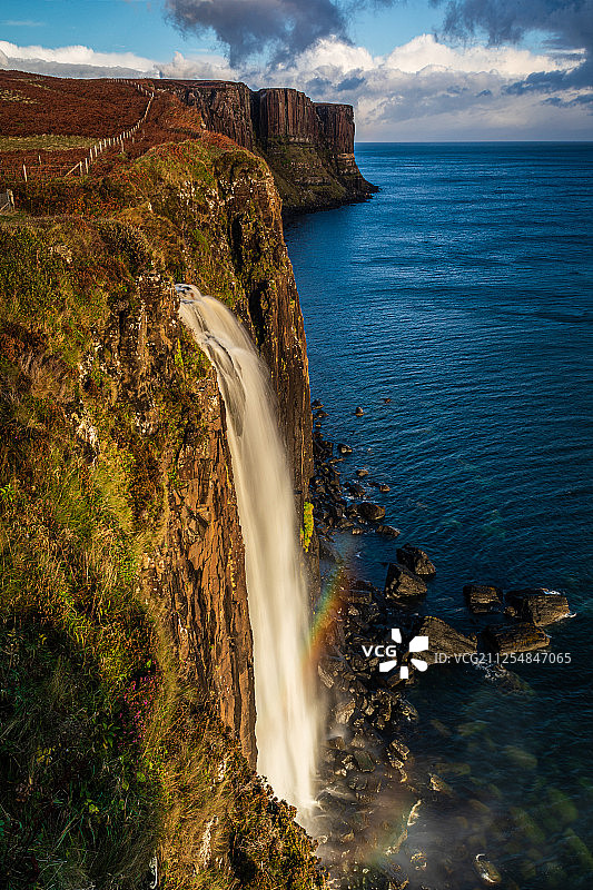秋季英国苏格兰高地著名景点天空岛力特瀑布与彩虹图片素材