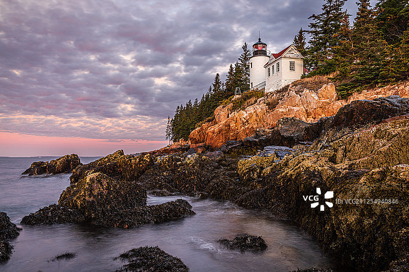 美国东海岸新英格兰区阿卡迪亚国家公园巴斯港海角灯塔日出图片素材