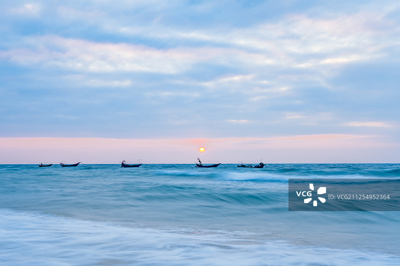 中国广西北海市涠洲岛大海中的飘摇的小船图片素材