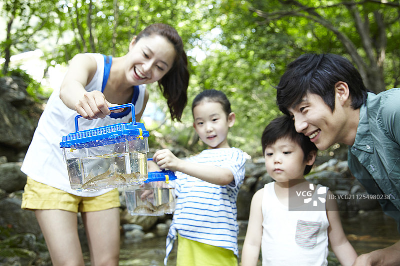 一家人在山谷度假的照片图片素材