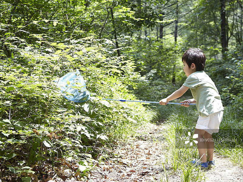 森林中儿童实地考察摄影图片素材