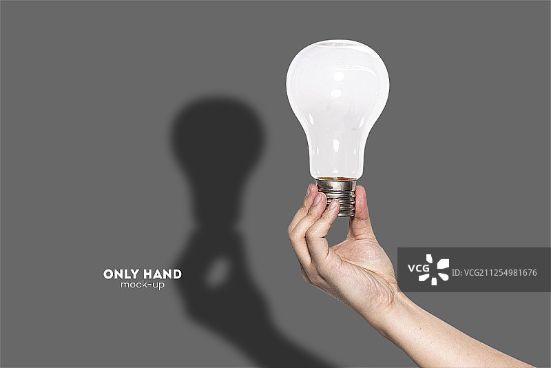 手中的灯泡图片素材