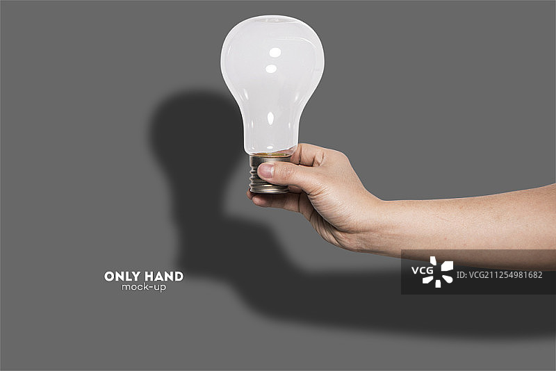 手中的灯泡图片素材