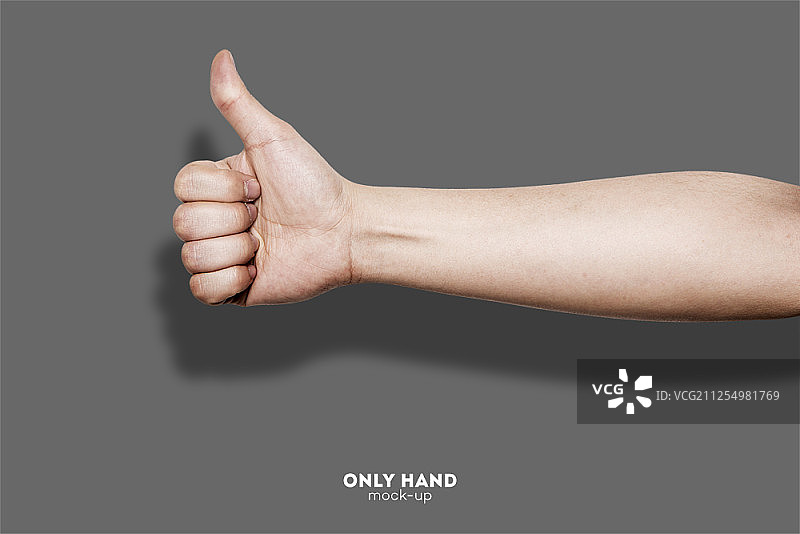灰色背景上的竖起大拇指图片素材