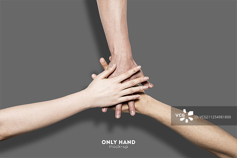 紧握的双手，灰色背景图片素材
