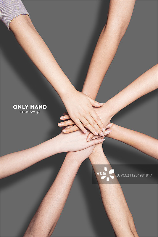 紧握的双手，灰色背景图片素材