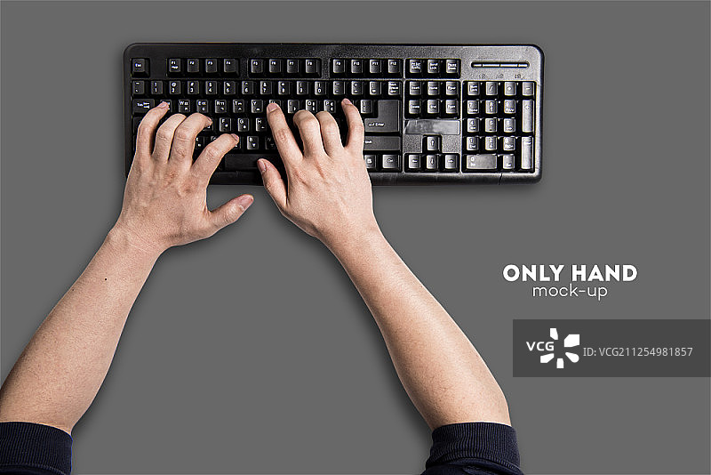 键盘上的双手，灰色背景图片素材