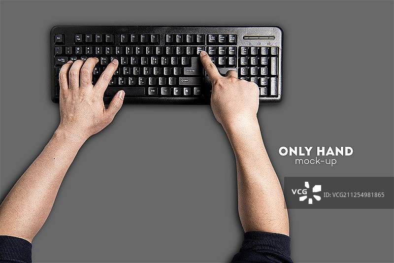 键盘上的双手，灰色背景图片素材