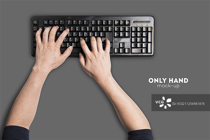 键盘上的双手，灰色背景图片素材