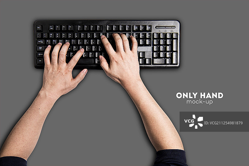 键盘上的双手，灰色背景图片素材