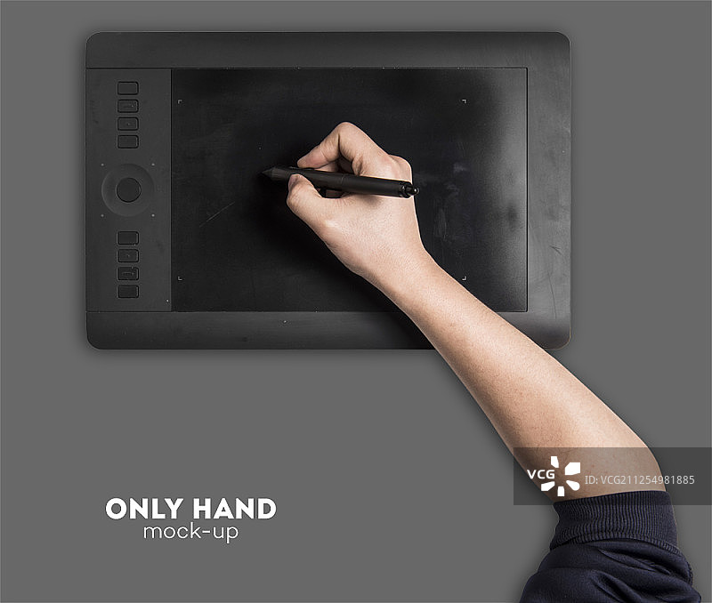 手持灰色背景的平板电脑图片素材