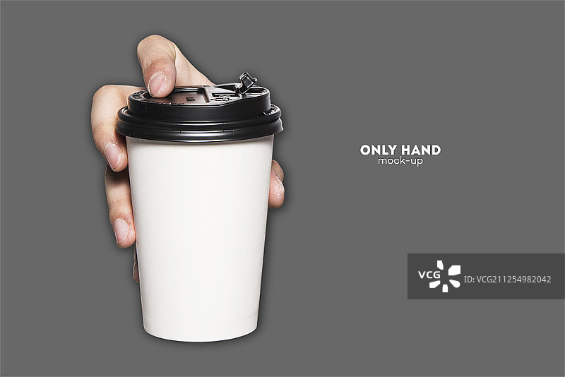 手持纸杯，隔离在灰色背景上图片素材