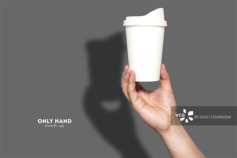 手持纸杯，隔离在灰色背景上图片素材