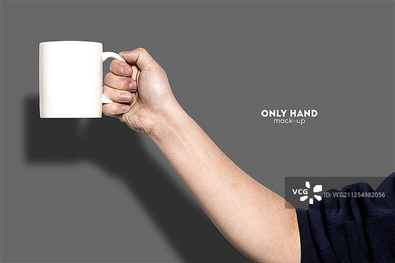 手持一个杯子，灰色背景图片素材