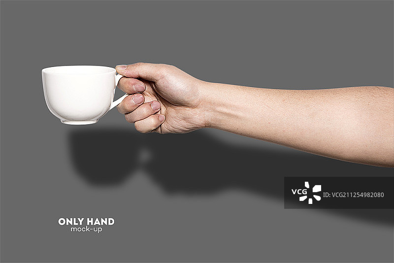 手持咖啡杯，灰色背景图片素材