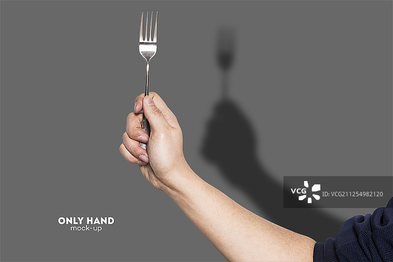 手持民间艺术品，灰色背景图片素材