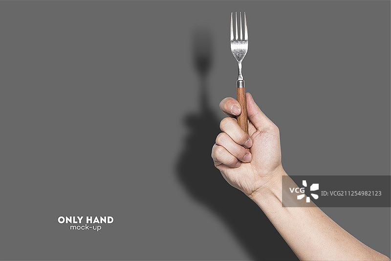 手持民间艺术品，灰色背景图片素材