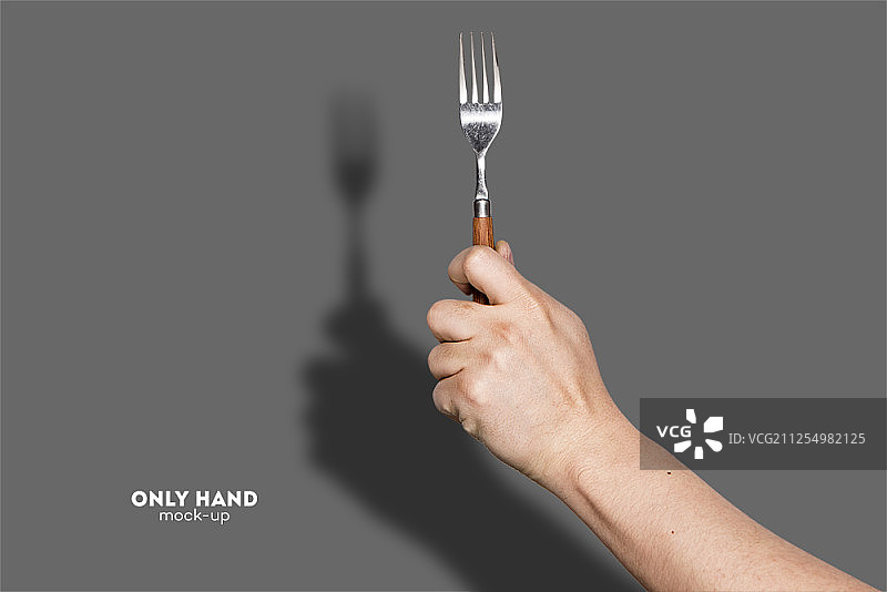 手持民间艺术品，灰色背景图片素材