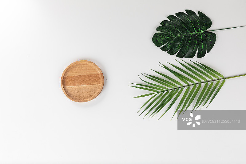 白色静物场景叶子木盘子背景广告素材图图片素材