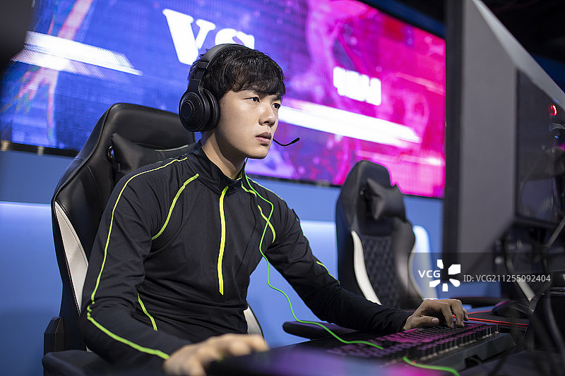 年轻人玩电竞游戏图片素材