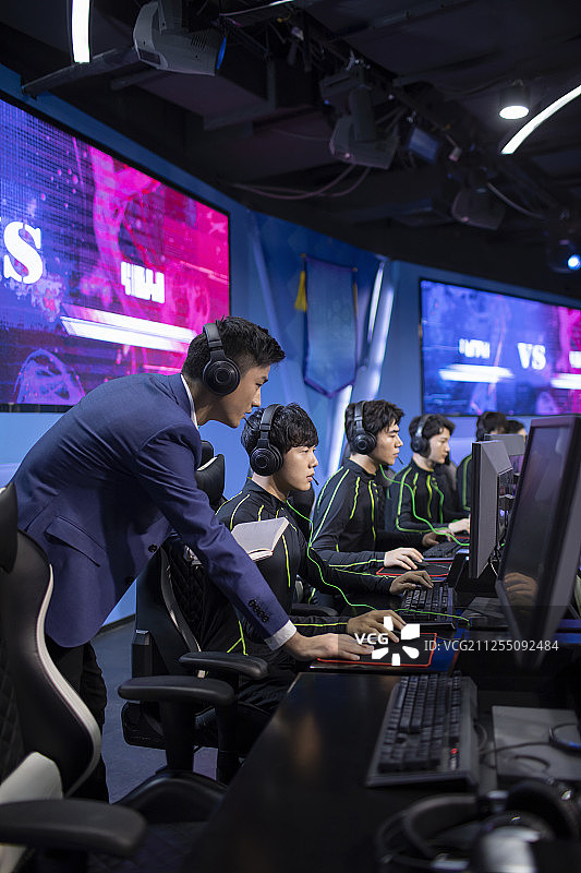 电竞教练指导队员图片素材