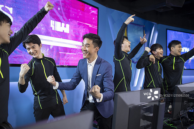 年轻人参加电竞比赛图片素材