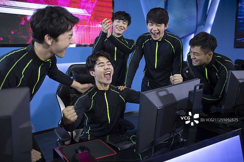 年轻人参加电竞比赛图片素材