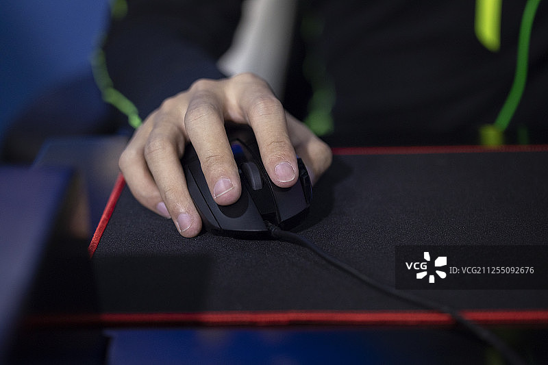 年轻人玩电竞游戏图片素材